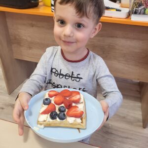 vlastnoručne vyrobené wafle s krémom mascarpone a ovocím
