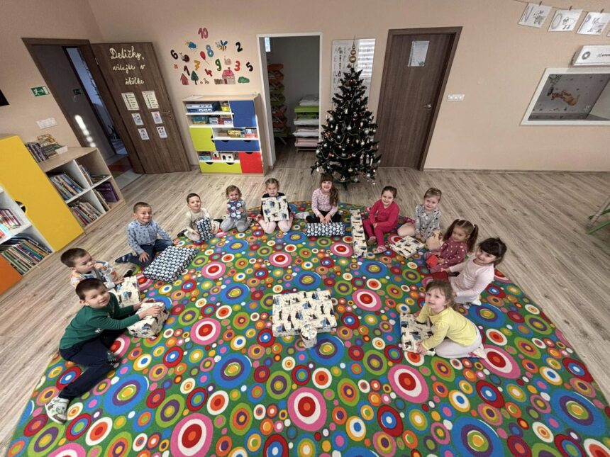 Rozbaľovanie vianočných darčekov